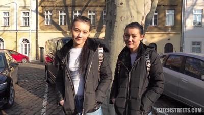  Сисястая брюнетка отсосала бритый член в машине и вылизала любовнику анус 