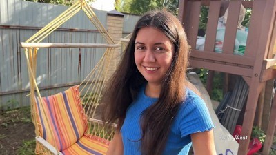  Русская тянка нежно сосёт хуй парня под «Криминальное чтиво» 