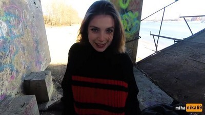  Худенькая девушка прыгает попой на члене, возбудив его ртом 