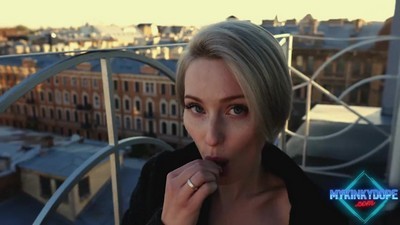  Во время съемок домашнего порно, девушка вставила палец в свой анус и попросила парня растянуть ее жопу своим членом 