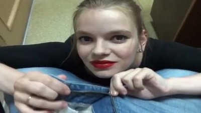Заковал в кандалы и выебал в жопу блондинку, чтобы меньше пиздела