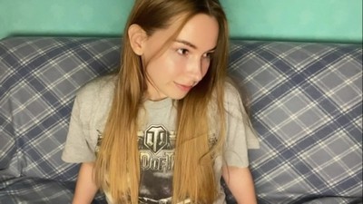 Молодка и мамаша  занимаются лесби ласками