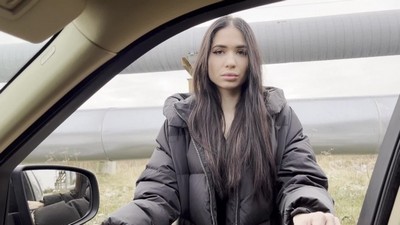 Мужик  надавал телке по ротику,  по вагине и анальному входу