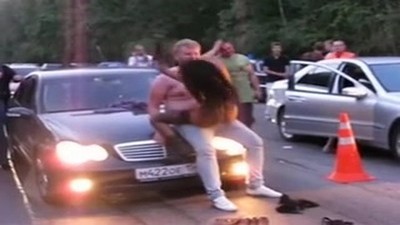 Похотливая жена дала в жопу в примерочной, пока мужа нет рядом