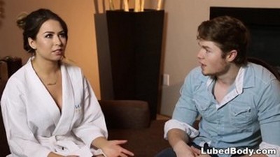 Крепкий отчим трахает дочь во время проведения ей массажа