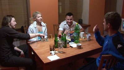 Болгарская киска большого размера выплёвывает хуй