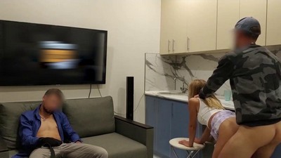 Вечеринка с бухлом и развратными шлюхами в разгаре!