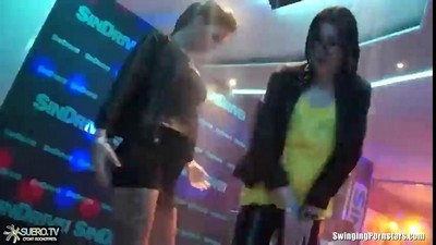 Парень трахает пьяную бабу огурцом