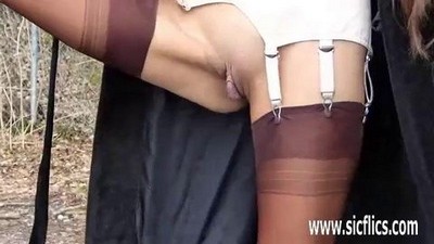 Прогулка пышногрудой телки голышом