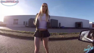 Mary Dee трахается на полу с белым ковром