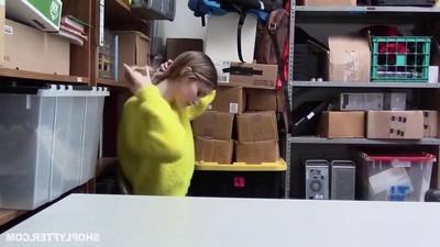 Милая  девушка рассчитывается натурой, ртом и пиздой