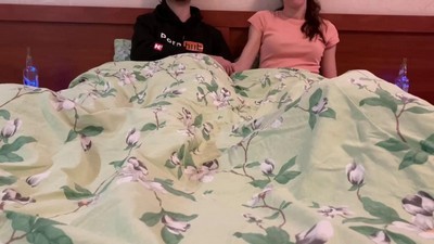 Зрелая мачеха в очках сосет пасынку и его другу во время МЖМ порно втроем