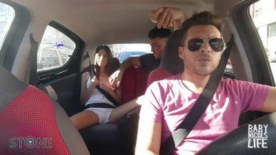 Mоя жена соблазняет сантехника и предлагает свою киску при мне