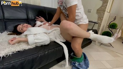 Грудастая мачеха была в шоке, что её трогает пасынок, но не отказалась от секса