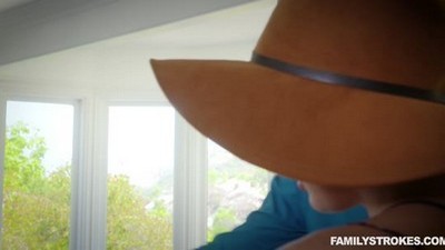 Секс с русской озвучкой, где сын выебал мать, увидев ее голой