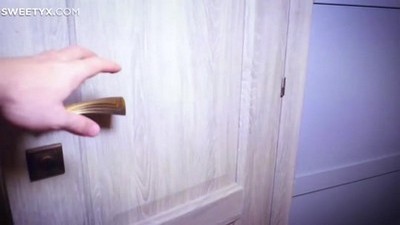 Молоденькая брюнетка вставляет секс игрушки в обе дырочки