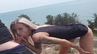 Стримерша перед камерой сосет длинный ствол