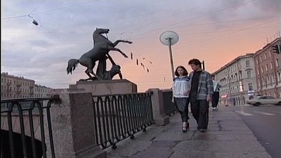 Трахает в очко молодую русскую девушку в белых подколенках