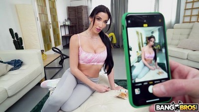 Преступница жарится с двумя полицейскими в участке