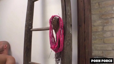Мамаша на диване готова к бурному инцесту с потрясающим сынком